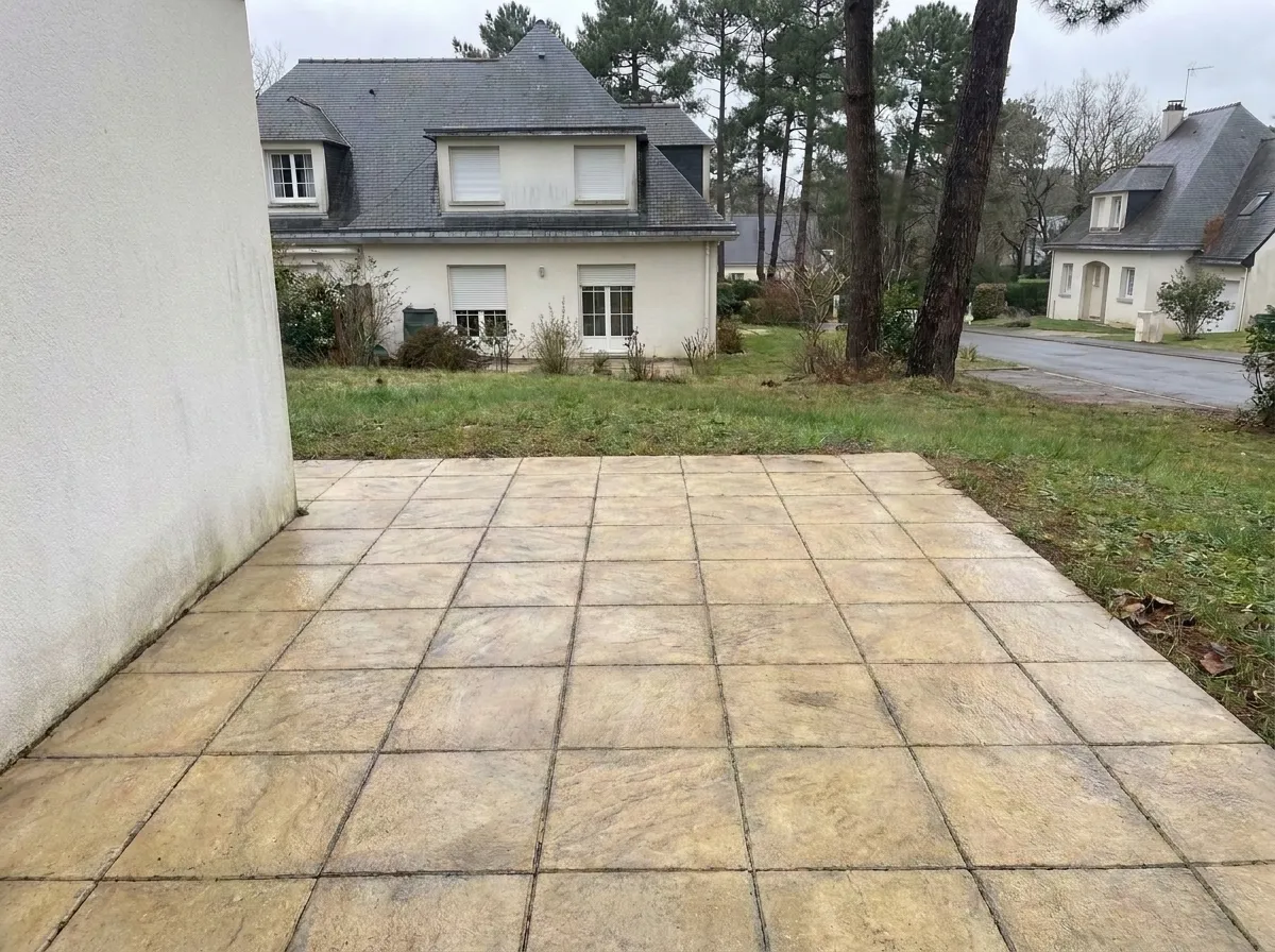 Après : Terrasse démoussée et gouttières curées à Orvault